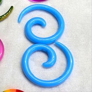 8g 1 pair of gauged electric blue with silver splatters Plastic spiral earrings